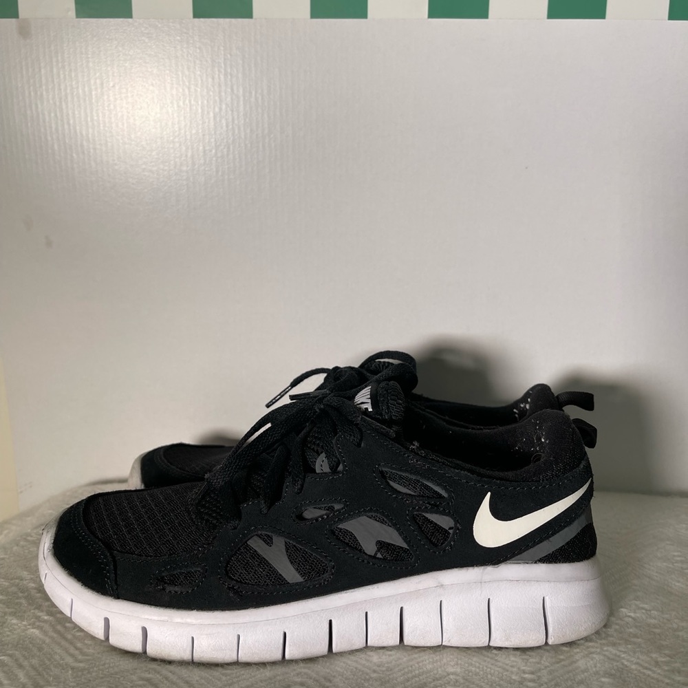 Nike free runs youth (Size: 6.5 Youth)